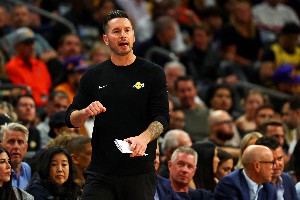 蒋欣玗与徐一璠以2-1战胜格鲁比奇和瓦伦托娃，成功晋级温网女双第二轮
