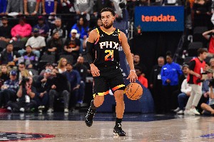 掘金官方：控卫泰厄斯·琼斯续约一年再战NBA
